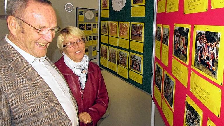 Vergangenes wiederentdecken: Vor allem ältere Besucher warfen gern einen Blick auf die Fotoausstellung im Kindergarten.