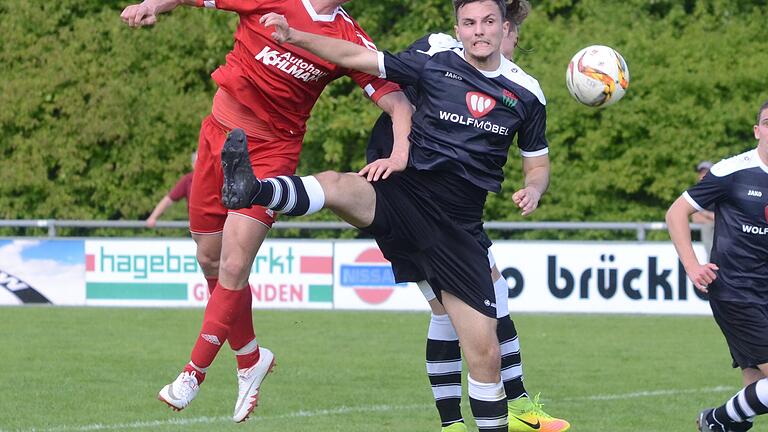 Fußball Landesliga Nordwest, TSV Karlburg - 1. FC Schweinfurt 05 II am Samstag, 13. Mai 2017: links Szymon Dynia (Karlburg), rechts Mart Topuz (Schweinfurt)