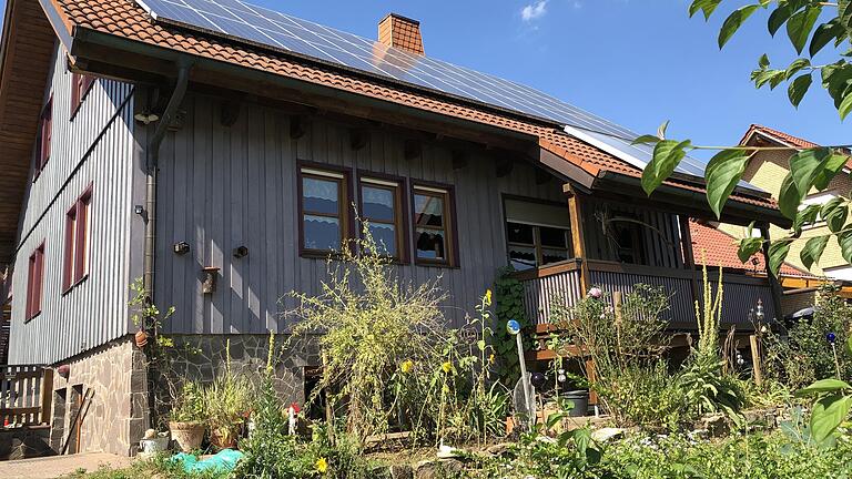 Solaranlage auf dem Dach und Naturteich im Garten: Arno und Rosi Hack aus dem Ortsteil Aschfeld in Eußenheim haben die 'Grüne Hausnummer' gewonnen. Solaranlage auf dem Dach und Naturteich im Garten: Arno und Rosi Hack aus dem Ortsteil Aschfeld in Eußenheim haben die 'Grüne Hausnummer' gewonnen.