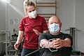 Johann Endres kämpft nach einer überstandenen Corona-Erkrankung mit Atemnot und Schwäche. In der Rehaklinik in Bad Kissingen zeigt ihm Physiotherapeutin Marie-Theres Franz Übungen.