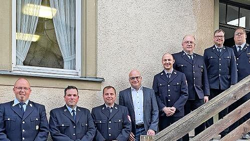 Unser Bild zeigt (von links): Dominik Kuhn, Markus Back, Patrick Memmel, Bürgermeister Michael Kastl, Matthias Schmitt, Horst Beck, Steffen Büscher und Kreisbrandmeister Alexander Frey.       -  Unser Bild zeigt (von links): Dominik Kuhn, Markus Back, Patrick Memmel, Bürgermeister Michael Kastl, Matthias Schmitt, Horst Beck, Steffen Büscher und Kreisbrandmeister Alexander Frey.