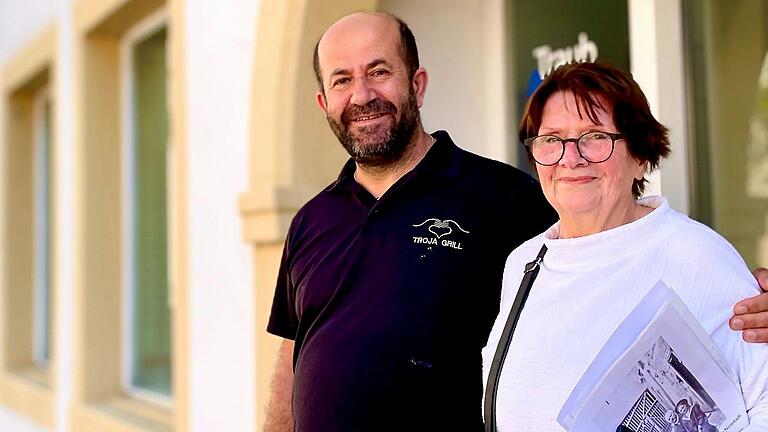 Glauben an das Potenzial alter Häuser in der Altstadt: Giesela Sendner (rechts), deren Familie das Anwesen Zwiebelgasse 5 einst gehörte, und der aktuelle Besitzer des Gebäudes, Mustafa Kemal Akgül, der es derzeit saniert. Glauben an das Potenzial alter Häuser in der Altstadt: Giesela Sendner (rechts), deren Familie das Anwesen Zwiebelgasse 5 einst gehörte, und der aktuelle Besitzer des Gebäudes, Mustafa Kemal Akgül, der es derzeit saniert.