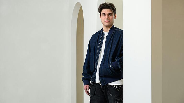 Im Februar 2024 hatte Jannis Thein seinen Modeladen 'Neverlnd' am unteren Markt in Würzburg eröffnet. Im Februar 2024 hatte Jannis Thein seinen Modeladen 'Neverlnd' am unteren Markt in Würzburg eröffnet.