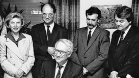 Edmund Stoiber signierte 1992 das Gästebuch, beäugt von Gudrun Grieser, Peter Heusinger, Hans Mock und Hans Gerhard Stockinger. - Edmund Stoiber signierte 1992 das Gästebuch, beäugt von Gudrun Grieser, Peter Heusinger, Hans Mock und Hans Gerhard Stockinger. Edmund Stoiber signierte 1992 das Gästebuch, beäugt von Gudrun Grieser, Peter Heusinger, Hans Mock und Hans Gerhard Stockinger. - Edmund Stoiber signierte 1992 das Gästebuch, beäugt von Gudrun Grieser, Peter Heusinger, Hans Mock und Hans Gerhard Stockinger.