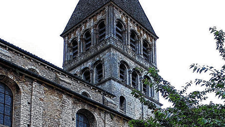 Frühromanik: Die ehemalige Abteikirche St. Philibert in Tournus an der Saône.
