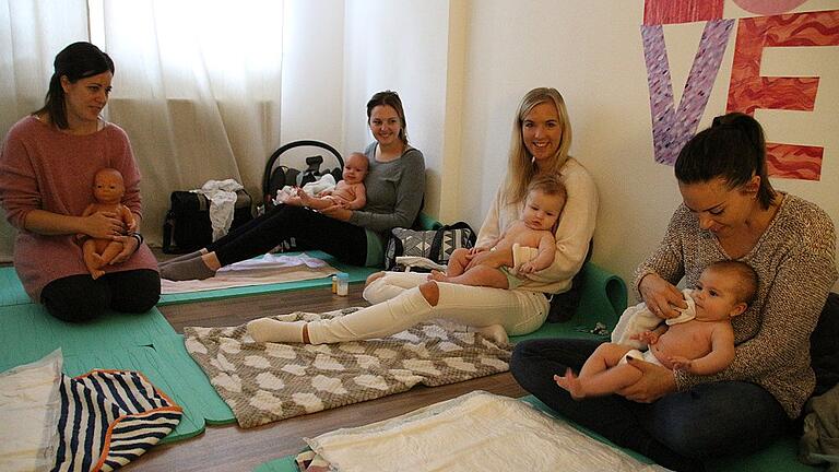 Christina Wittstadt (links) begrüßt die Mütter zur Babymassage.