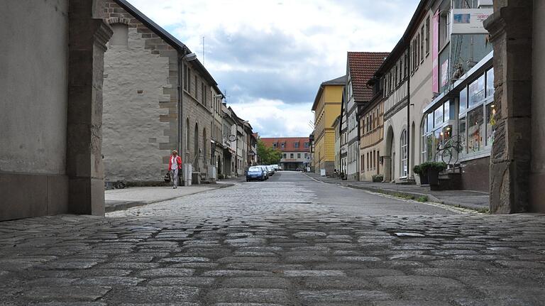 Die Landgerichtsstraße wird bald zur Einbahnstraße. Autos dürfen dann nur noch in Richtung Sparkasse (im Hintergrund) fahren. Die Landgerichtsstraße wird bald zur Einbahnstraße. Autos dürfen dann nur noch in Richtung Sparkasse (im Hintergrund) fahren.