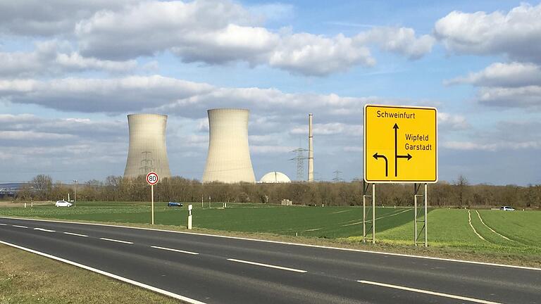 Im Bild das Atomkraftwerk Grafenrheinfeld im März 2016 von der gegenüberliegenden Mainseite aus fotografiert.&nbsp;