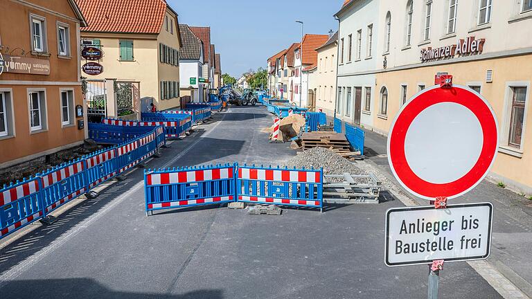 Mit Verzögerung haben mittlerweile die Arbeiten zur Sanierung und Umgestaltung der Hauptstraße in Oberndorf begonnen. Die Straße ist für den Verkehr voll gesperrt.