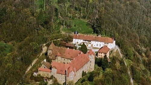 Schloss Frankenberg bei Bullenheim ist verkauft. Der neue Besitzer Roland Belz, will das geschichtsträchtige Bauwerk zu einem Luxushotel umfunktionieren. Außerdem sollen von dem Schloss aus Landpartien mit so genannten Aaglander-Kutschen unternommen werden.