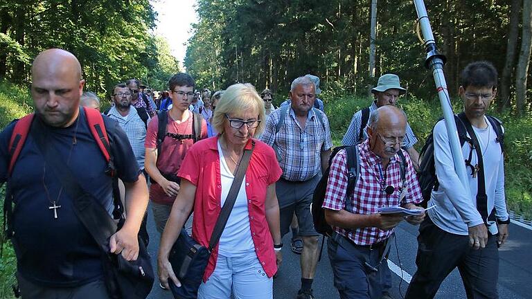 Nachfolger von Heribert Bulla (2. von rechts) als Wallfahrtsleiter ist Michael Seufert (rechts). Vorne mit im Bild: Vorbeter Oliver Auer und Präfektin Barbara Schebler.