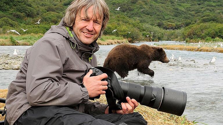 Welt-Dia-Vision 2017: Alaska - (woh) Alaska ist das Traumland für Abenteurer wie den Schriftsteller Jack London. Seine Bücher über den Goldrausch im Yukon haben Thomas Sbampato bereits in jungen Jahren veranlasst, sich auf die Spuren der Goldgräber zu setzen. Seine Erlebnisse stellt er am Samstag, 11. November, um 20 Uhr beim Welt-Dia-Vision-Festival in Mellrichstadt (Herbig-Halle) vor. Karten: Vorverkauf (elf Euro), Abendkasse (14 Euro). Vorverkaufsstellen: Aktive Mellrichstadt (Marktplatz 2), Outdoor-Link (Hauptstraße in Mellrichstadt), Reiseladen (Bad Königshofen), Reisebüro Kastner (Bad Neustadt). Welt-Dia-Vision 2017: Alaska - (woh) Alaska ist das Traumland für Abenteurer wie den Schriftsteller Jack London. Seine Bücher über den Goldrausch im Yukon haben Thomas Sbampato bereits in jungen Jahren veranlasst, sich auf die Spuren der Goldgräber zu setzen. Seine Erlebnisse stellt er am Samstag, 11. November, um 20 Uhr beim Welt-Dia-Vision-Festival in Mellrichstadt (Herbig-Halle) vor. Karten: Vorverkauf (elf Euro), Abendkasse (14 Euro). Vorverkaufsstellen: Aktive Mellrichstadt (Marktplatz 2), Outdoor-Link (Hauptstraße in Mellrichstadt), Reiseladen (Bad Königshofen), Reisebüro Kastner (Bad Neustadt).