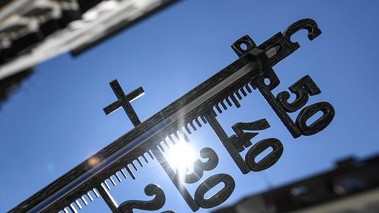 Thermometer       -  Wenn es im Sommer heiß wird, lässt es sich in vielen alten Wohungen oft kaum noch aushalten.
