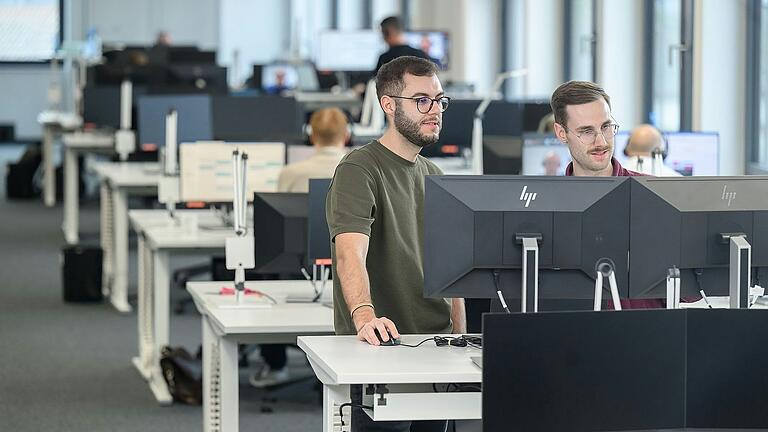 In den sogenannten Home Zones im 'CU.BE. Lohr' von Bosch Rexroth stehen Schreibtische, die die Mitarbeitenden nutzen können, wenn sie vor Ort arbeiten. In den sogenannten Home Zones im 'CU.BE. Lohr' von Bosch Rexroth stehen Schreibtische, die die Mitarbeitenden nutzen können, wenn sie vor Ort arbeiten.