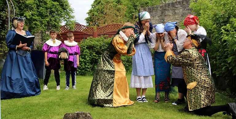 Das Huttenspectaculum, das der Arnsteiner Heimatkundeverein in Kooperation mit der vhs Arnstein, organisiert hatte, lockte zahlreiche Geschichtsinteressierte zum Rathaus. Von dort begann der Stadtgang, der von drei Schauspiel-Inszenierungen gekrönt war. Im Rosengarten durften sich die Gäste auf mittelalterliches Schmalzbrot, Met und Apfelschmand freuen.