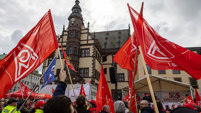 Bei einer Kundgebung der IG Metall am 18. April unter dem Motto 'SOS Industriestadt' kamen über 5000 Beschäftigte aus den großen Betrieben. Auch Schweinfurts Oberbürgermeister sprach bei der Kundgebung. Bei einer Kundgebung der IG Metall am 18. April unter dem Motto 'SOS Industriestadt' kamen über 5000 Beschäftigte aus den großen Betrieben. Auch Schweinfurts Oberbürgermeister sprach bei der Kundgebung.