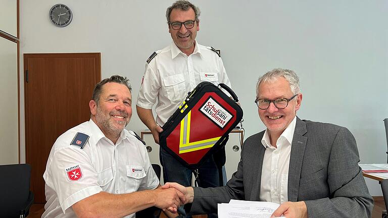 Freude über die neu geschlossene Kooperation im Bereich Schulsanitätsdienst (von links): Christian Oeding (Leiter Ausbildung, Malteser Würzburg), Joachim Gold (ehrenamtlicher Malteser Stadtbeauftragter) und Oberstudiendirektor Hansgeorg Binsteiner (Siebold-Gymnasium).