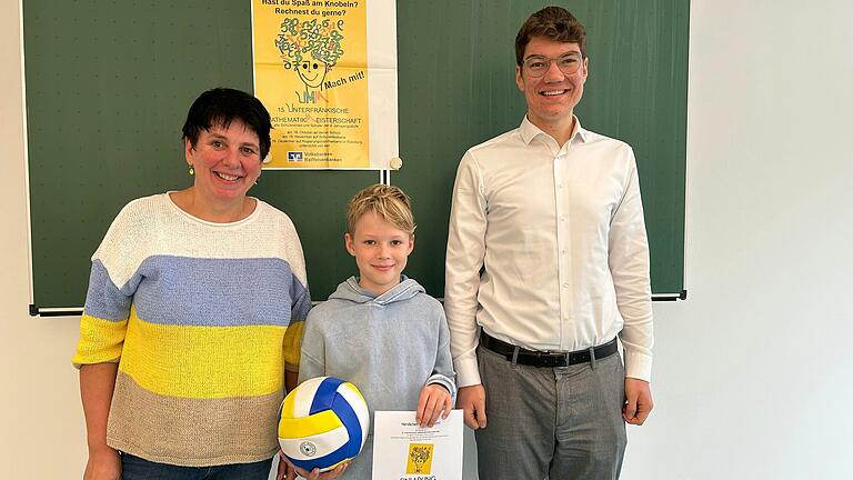 Im Bild: Lehrerin Kerstin Hellert, Gewinner Julius Sendel und Kundenberater Jakob Düchs. Im Bild: Lehrerin Kerstin Hellert, Gewinner Julius Sendel und Kundenberater Jakob Düchs.
