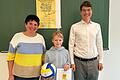 Im Bild: Lehrerin Kerstin Hellert, Gewinner Julius Sendel und Kundenberater Jakob Düchs.