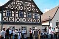 Vor dem historischen Rathaus erklärt Daniela Harbeck-Barthel dessen Geschichte.