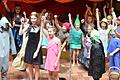 28 Theaterworkshop-Teilnehmerinnen zwischen sieben und 15 Jahren begeisterten ihr Publikum in der voll besetzten Röttinger Schulaula. In der eigens kreierten Geschichte begleiteten zahlreiche Freunde die Königsfamilie auf ihrem Weg durch den Märchenwald, um Prinz Ewald zu retten, der von der Kräuterhexe Rubina in einen Bären verwandelt wurde.