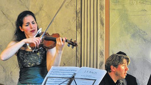 Kraftvoll und ausdrucksstark, emotional berührend und technisch perfekt: Sophia Jaffé und Björn Lehmann eröffneten das 10. Internationale Kammermusikfestival Schloss Wonfurt mit einem Sonatenabend und erhielten für ihr Spiel begeisternden Applaus.