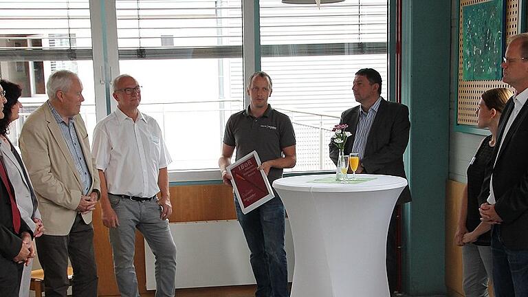 Einen Gutschein im Wert von rund 1600 Euro für das Projekt Inklusives Bogenschießen überreichten Vertreter von Schneider Electric Marktheidenfeld den Mitarbeitern und Angestellten der Betriebsstätte. Das Foto zeigt (von links) Landrat Thomas Schiebel, Bürgermeisterin Helga Schmidt-Neder, stellvertretender Bezirkstagspräsident Altlandrat Armin Grein, Betriebsstättenleiter Reiner Albert, Steffen Gessner und Geschäftsführer Thoma Martis von Schneider Electric, Werkstattleiterin Jennifer Bechold und Geschäftsführer Dieter Körber von den Mainfränkischen Werkstätten. Einen Gutschein im Wert von rund 1600 Euro für das Projekt Inklusives Bogenschießen überreichten Vertreter von Schneider Electric Marktheidenfeld den Mitarbeitern und Angestellten der Betriebsstätte. Das Foto zeigt (von links) Landrat Thomas Schiebel, Bürgermeisterin Helga Schmidt-Neder, stellvertretender Bezirkstagspräsident Altlandrat Armin Grein, Betriebsstättenleiter Reiner Albert, Steffen Gessner und Geschäftsführer Thoma Martis von Schneider Electric, Werkstattleiterin Jennifer Bechold und Geschäftsführer Dieter Körber von den Mainfränkischen Werkstätten.