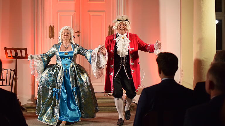 Mit würdigen Tanzschritten entführten das Barocktanzpaar Ingrid Klier und Wolfgang Klopf in die Zeit der Wiener Klassik.