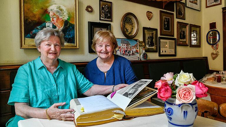 Das alteingesessene Würzburger Hotel Stadt Mainz in der Semmelstraße wurde verkauft. Die bisherigen Besitzer waren die Schwestern Anneliese (links) und Margarete Schwarzmann. Sie schwelgen beim Blättern in ihrem dicken Gästebuch in Erinnerungen. Das alteingesessene Würzburger Hotel Stadt Mainz in der Semmelstraße wurde verkauft. Die bisherigen Besitzer waren die Schwestern Anneliese (links) und Margarete Schwarzmann. Sie schwelgen beim Blättern in ihrem dicken Gästebuch in Erinnerungen.