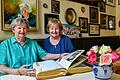 Das alteingesessene Würzburger Hotel Stadt Mainz in der Semmelstraße wurde verkauft. Die bisherigen Besitzer waren die Schwestern Anneliese (links) und Margarete Schwarzmann. Sie schwelgen beim Blättern in ihrem dicken Gästebuch in Erinnerungen.