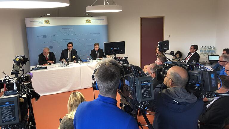 Bei der Pressekonferenz in Bamberg standen (von links) Generalstaatsanwalt Thomas Janovsky, Justizminister Georg Eisenreich sowie Thomas Goger, Sprecher der Zentralstelle Cybercrime, den Journalisten Rede und Antwort zu dem Würzburger Fall und den anschließenden Ermittlungen. Bei der Pressekonferenz in Bamberg standen (von links) Generalstaatsanwalt Thomas Janovsky, Justizminister Georg Eisenreich sowie Thomas Goger, Sprecher der Zentralstelle Cybercrime, den Journalisten Rede und Antwort zu dem Würzburger Fall und den anschließenden Ermittlungen.