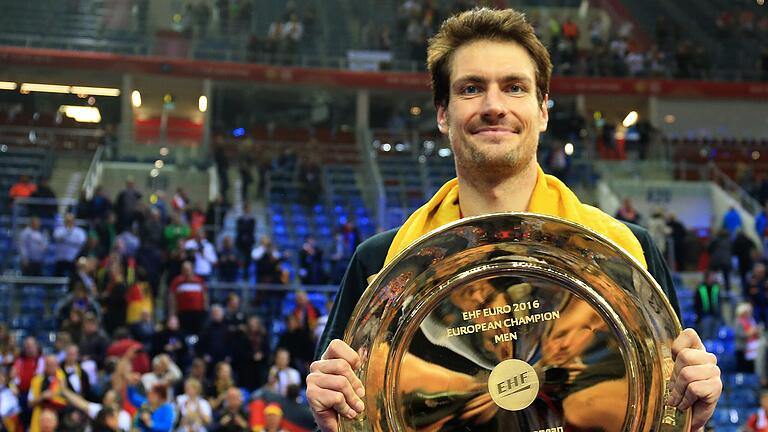 Der frühere Handball-Nationaltorwart Carsten Lichtlein aus Würzburg mit der EM-Schale 2016 in Krakau in Polen. Der frühere Handball-Nationaltorwart Carsten Lichtlein aus Würzburg mit der EM-Schale 2016 in Krakau in Polen. 