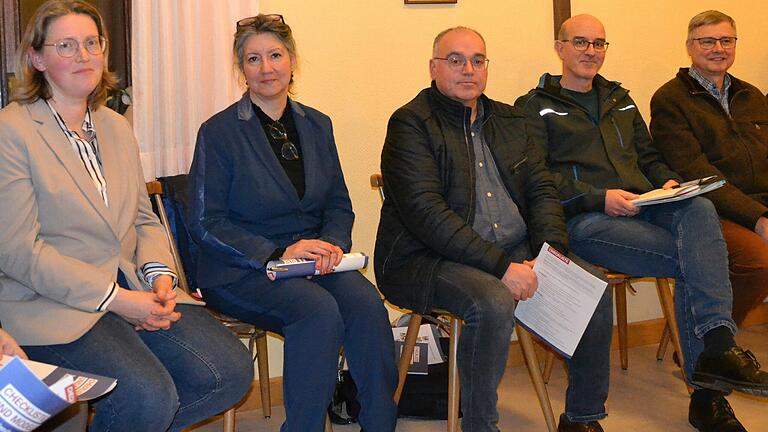 Informierten seitens der Diözese über die Zukunft der Kirche in Homburg: Christine Steger (von links), Claudia Santostefano, Robert Flögel, Bernhard Nees und Pfarrer Matthias Wolpert. Informierten seitens der Diözese über die Zukunft der Kirche in Homburg: Christine Steger (von links), Claudia Santostefano, Robert Flögel, Bernhard Nees und Pfarrer Matthias Wolpert.