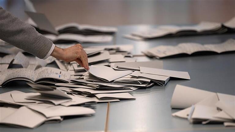 Wahlhelfer - Am Abend des Wahltags zählen die Wahlhelfer und Wahlhelferinnen in ihrem Wahllokal Stimmzettel für die Bundestagswahl aus. Wahlhelfer - Am Abend des Wahltags zählen die Wahlhelfer und Wahlhelferinnen in ihrem Wahllokal Stimmzettel für die Bundestagswahl aus.