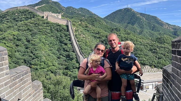 Auch China haben Madeleine und Lukas H. aus Schwebheim mit ihren Zwillingen Amy und Ben bereist –obwohl viele Vorschriften das Reisen dort erschweren, sagen sie. Auch China haben Madeleine und Lukas H. aus Schwebheim mit ihren Zwillingen Amy und Ben bereist –obwohl viele Vorschriften das Reisen dort erschweren, sagen sie.