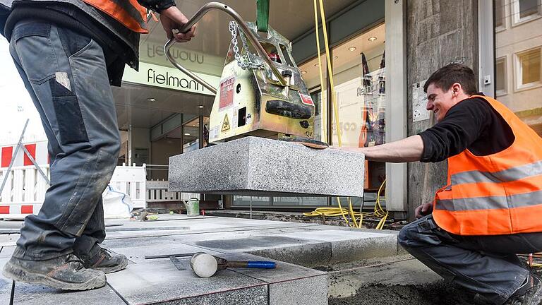 In der Kaiserstraße werden derzeit bereits die ersten Granitplatten des neuen Straßenbelags verlegt. Bis zur kompletten Fertigstellung der sanierten Straße soll es aber noch bis März kommenden Jahres dauern.Foto: Obermeier