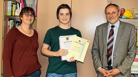 Stolz zeigen sich Schulleiter Max Bauer (rechts) und Fachbetreuerin Regina Krieger (links) über das hervorragende Abschneiden des Mathe-Genies Marek Eisenacher. Stolz zeigen sich Schulleiter Max Bauer (rechts) und Fachbetreuerin Regina Krieger (links) über das hervorragende Abschneiden des Mathe-Genies Marek Eisenacher.