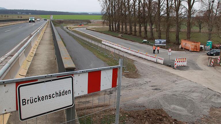 Die Haßfurter Flutbrücke wird saniert. Für die Baumaßnahme sind rund drei Jahre veranschlagt. Dafür wird derzeit eine Behelfsumfahrung im Begegnungsverkehr zwischen dem Parkplatz des FC Haßfurt und der Staatsstraße Richtung Wonfurt errichtet. Die Haßfurter Flutbrücke wird saniert. Für die Baumaßnahme sind rund drei Jahre veranschlagt. Dafür wird derzeit eine Behelfsumfahrung im Begegnungsverkehr zwischen dem Parkplatz des FC Haßfurt und der Staatsstraße Richtung Wonfurt errichtet.