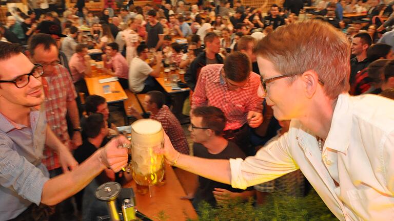 Martinsbräu-Chefin Maria Martin (rechts) beim Bieranstich der Laurenzi-Messe im Jahr 2017. Dass das Volksfest in diesem Sommer nicht stattfindet, stellt die Familienbrauerei vor Probleme. Martinsbräu-Chefin Maria Martin (rechts) beim Bieranstich der Laurenzi-Messe im Jahr 2017. Dass das Volksfest in diesem Sommer nicht stattfindet, stellt die Familienbrauerei vor Probleme.