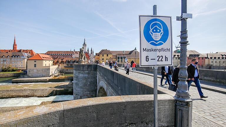 Auf der Alten Mainbrücke in Würzburg gilt weiterhin Maskenpflicht. Auf der Alten Mainbrücke in Würzburg gilt weiterhin Maskenpflicht.