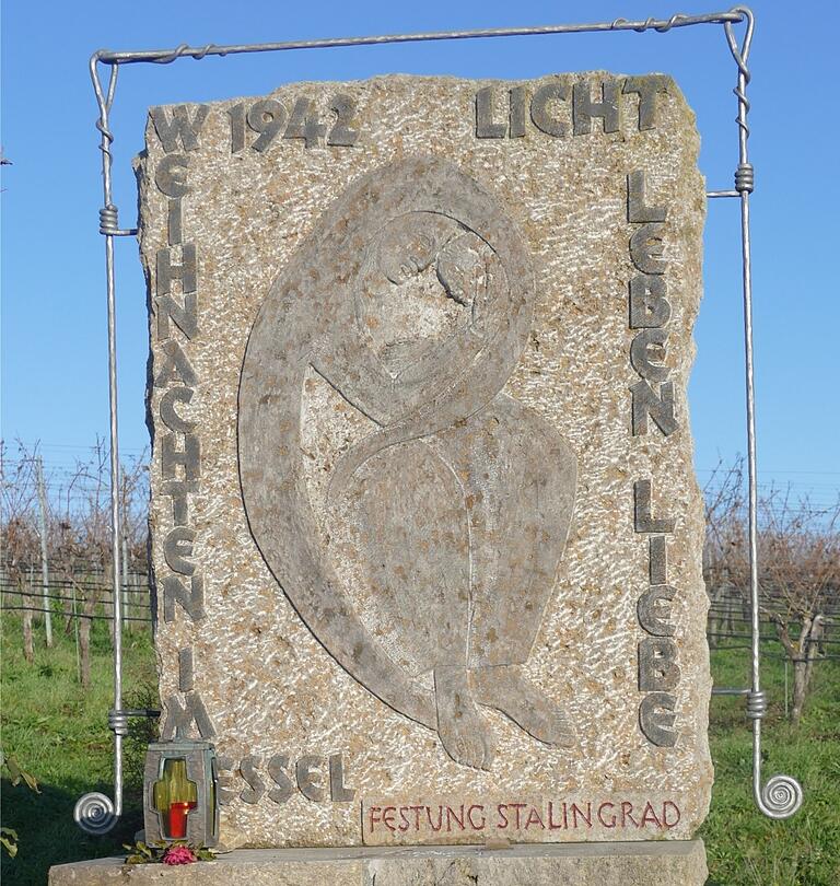 Der Gedenkstein in den Sommeracher Weinbergen Der Gedenkstein in den Sommeracher Weinbergen
