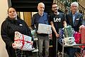 Gemeinsam freuten sich Pflegedienstleitung Michaela Rzegotta, Heimbeiratsvorsitzender Klaus Uhl (2. von links) und Einrichtungsleiter Raimund Binder (rechts) über die vielen Päckchen, die Thomas Schmidt vom Verein WÜ-Care (2. von rechts) für die Bewohnerinnen und Bewohner des Marie-Juchacz-Hauses zu Weihnachten überreichte.