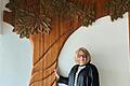 Der „Lebensbaum“ im Eingangsbereich des ehemaligen Krankenhauses Hofheim wird umgepflanzt. Im Schloss Eichelsdorf wird er eine neue Heimat finden. Unser Bild zeigt das Holzrelief mit der Künstlerin Anne-Marie Reiser-Mayerweissflog.