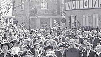 Primiz: Als neu geweihter Priester hält Jäger 1952 seine erste Messe in Hösbach. Primiz: Als neu geweihter Priester hält Jäger 1952 seine erste Messe in Hösbach.
