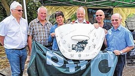 Höhepunkt der Show: Beim Young- und Oldtimertreffen in Rimpar wurde eine „Autogrammkarte“ der Rimparer Wölfe – Unterschriften auf der Motorhaube eines VW Käfer 1300 – versteigert. Im Bild: (von links) Roland Sauer (Geschäftsführer Rimparer Wölfe), Otto Schnupp und Gewinnerin Gabriele Felger, Michael Heid (Besitzer von quattro michel), Gerd Nöth (Akutionator) und Bürgermeister Burkard Losert. Höhepunkt der Show: Beim Young- und Oldtimertreffen in Rimpar wurde eine „Autogrammkarte“ der Rimparer Wölfe – Unterschriften auf der Motorhaube eines VW Käfer 1300 – versteigert. Im Bild: (von links) Roland Sauer (Geschäftsführer Rimparer Wölfe), Otto Schnupp und Gewinnerin Gabriele Felger, Michael Heid (Besitzer von quattro michel), Gerd Nöth (Akutionator) und Bürgermeister Burkard Losert.