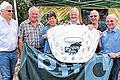 Höhepunkt der Show: Beim Young- und Oldtimertreffen in Rimpar wurde eine &bdquo;Autogrammkarte&ldquo; der Rimparer Wölfe &ndash; Unterschriften auf der Motorhaube eines VW Käfer 1300 &ndash; versteigert. Im Bild: (von links) Roland Sauer (Geschäftsführer Rimparer Wölfe), Otto Schnupp und Gewinnerin Gabriele Felger, Michael Heid (Besitzer von quattro michel), Gerd Nöth (Akutionator) und Bürgermeister Burkard Losert.