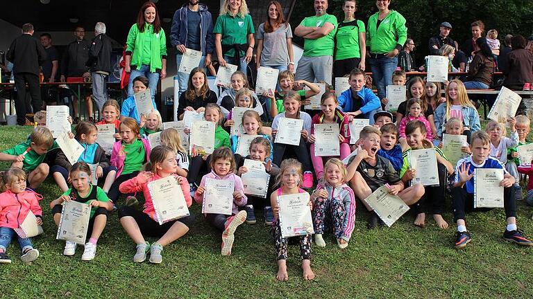 Stolz präsentieren die erfolgreichen Teilnehmer des Wollbacher Gemeindesportfest ihre Urkunden mit dem Mehrkampfabzeichen. Stolz präsentieren die erfolgreichen Teilnehmer des Wollbacher Gemeindesportfest ihre Urkunden mit dem Mehrkampfabzeichen.