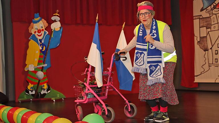 Gespickt mit Lokalkolorit und 'mit Flugzeugen rund um die Eierstöcke' trainierte Daniela Schlötters mit dem Rollator.
