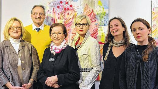 Gruppenbild mit Herr: Diese Personen hatten maßgeblich zum Gelingen der Vernissage in der Kreisgalerie beigetragen: (von links) Astrid Hedrich-Scherpf, Bürgermeister Eberhard Streit, Künstlerin Linde Unrein, Katharina Winterhalter und die beiden Musikerinnen aus Leipzig, Franziska Klimpel und Susannes Schlabes.