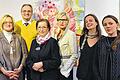 Gruppenbild mit Herr: Diese Personen hatten maßgeblich zum Gelingen der Vernissage in der Kreisgalerie beigetragen: (von links) Astrid Hedrich-Scherpf, Bürgermeister Eberhard Streit, Künstlerin Linde Unrein, Katharina Winterhalter und die beiden Musikerinnen aus Leipzig, Franziska Klimpel und Susannes Schlabes.
